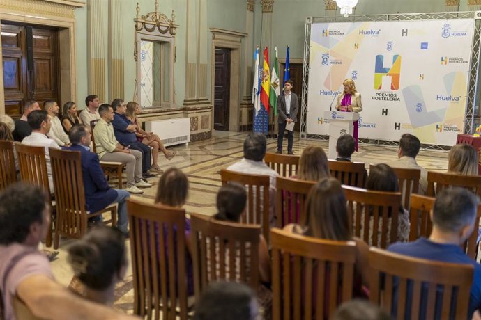 Acto de entrega de los III Premios a la Hostelería en el Ayuntamiento de Huelva, con la alcaldesa, Pilar Miranda.