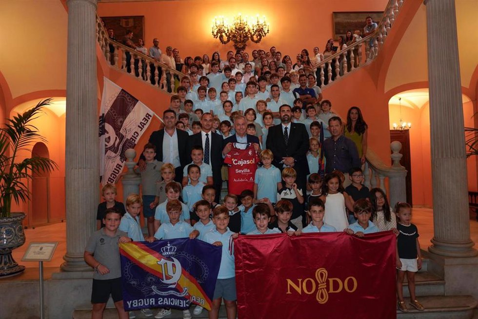 El alcalde de Sevilla, José Luis Sanz, junto a la cantera del Real Ciencias Rugby Sevilla.