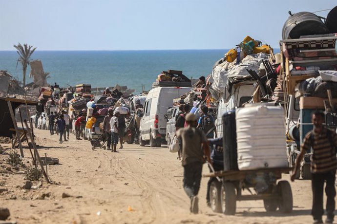 16 de setembro de 2025, Cidade de Gaza, Faixa de Gaza, Território Palestino: Palestinos deslocados sentam-se no chão do lado de fora do Hospital Al-Quds, no bairro Tel al-Hawa da Cidade de Gaza, fugindo dos ataques israelenses e procurando abrigo na Cidad