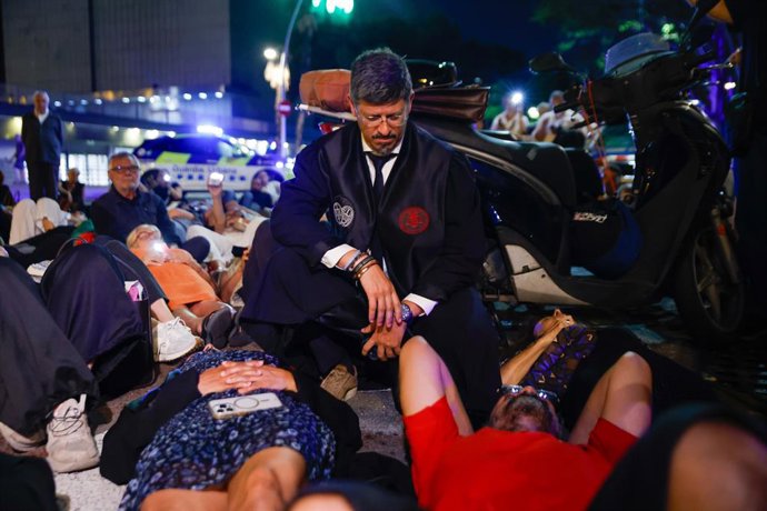Unes 200 persones durant una concentració de Juristes per Palestina, davant del consolat d'Israel a Barcelona, a 17 de setembre de 2025, a Barcelona, Catalunya (Espanya)