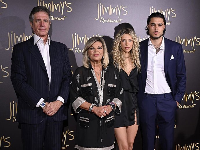 CARLO COSTANZIA PADRE, TERELU CAMPOS, ALEJANDRA RUBIO Y CARLO COSTANIZA JR EN LA FIESTA POR EL 60 CUMPLEAÑOS DE LA PRESENTADORA DE TELEVISIÓN