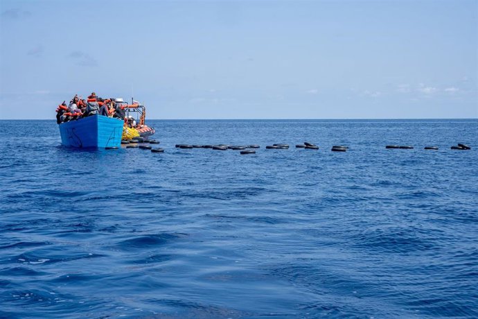 Archivo - Imagen de archivo de migrantes en una embarcación en el mar Mediterráneo, frente a las costas de Libia