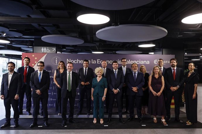 Foto de familia durante la Noche de la Economía Valenciana 