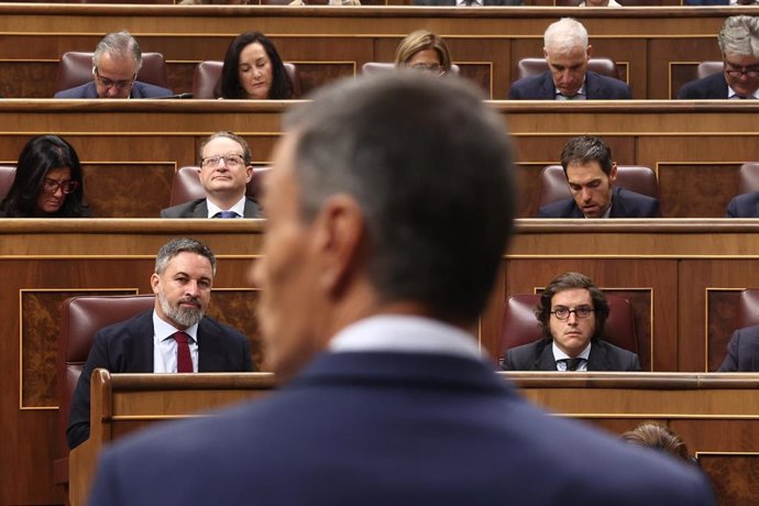 El presidente de VOX, Santiago Abascal, interviene durante una sesión de control al Gobierno en el Congreso de los Diputados, a 17 de septiembre de 2025, en Madrid (España).