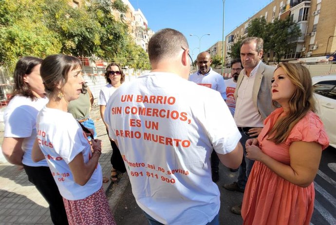 Los representantes de dichos comercios junto con el Concejal del grupo municipal socialista en el Ayuntamiento de Sevilla, Nacho González y la Diputada Autonómica Verónica Pérez.