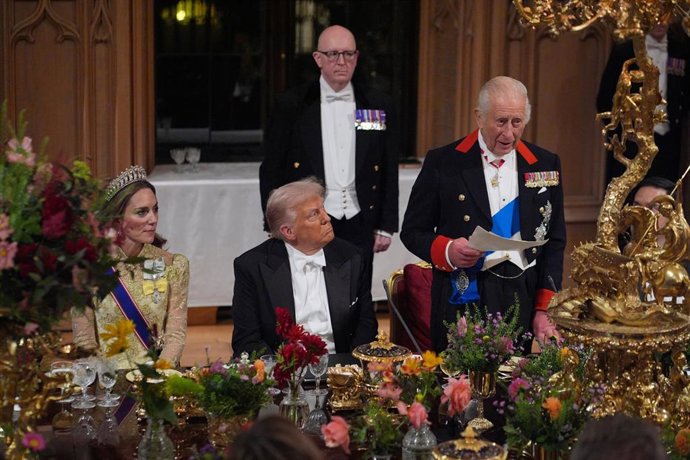 El rey Carlos III pronuncia un discurso mientras el presidente de EEUU, Donald Trump y la princesa de Gales, Catalina, lo escuchan durante un banquete en el castillo de Windsor