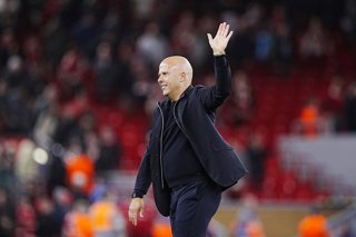 17 September 2025, United Kingdom, Liverpool: Liverpool manager Arne Slot waves to the fans after the UEFA Champions League soccer match between Liverpool and Atletico Madrid at the Anfield. Photo: Peter Byrne/PA Wire/dpa