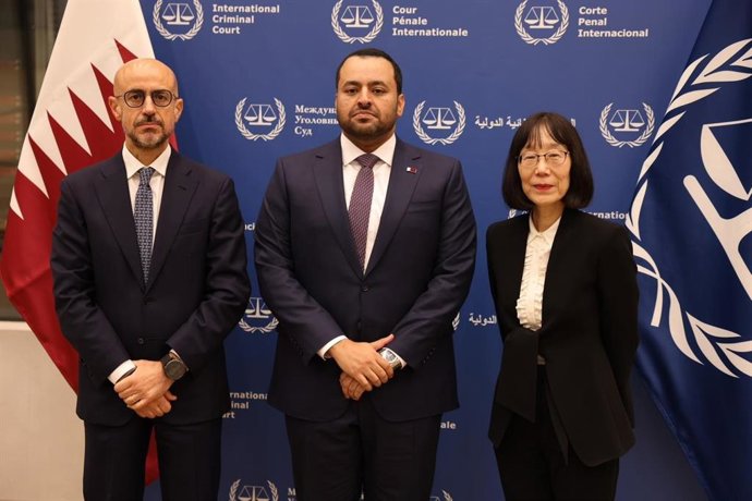 La presidenta del Tribunal Penal Internacional, Tomoko Akane, y el primer vicepresidente, Rosario Salvatore Aitala, flanquean al ministro de Estado en el Ministerio de Exteriores de Qatar, Mohamed bin Abdulaziz bin Salé al Julaifi, en la sede del TPI