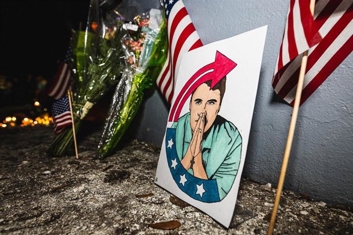 Pancartas y banderas en una vigilia por el asesinato del activista estadounidense Charlie Kirk 