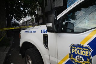 Archivo - July 7, 2025, Philadelphia, Pennsylvania, USA: Members of the Philadelphia Police Department Crime Scene Unit make photographs, search for evidence, utilize evidence markers and secure the scene where three people were killed and ten people were