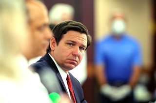 Archivo - April 25, 2020, Weston, FL, USA: Florida Gov. Ron De Santis at a news conference regarding COVID-19 at the Florida Cleveland Clinic in Weston, Fla., on Saturday, April 25, 2020.