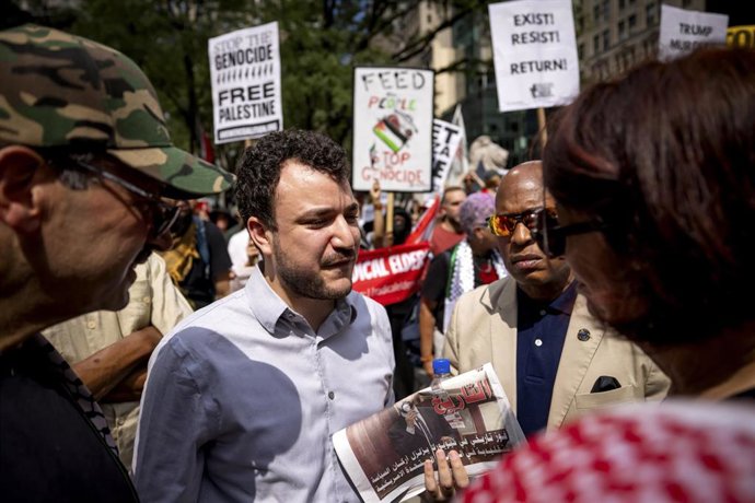 Archivo - Mahmoud Khalil, durante una protesta propalestina en la Universidad de Columbia