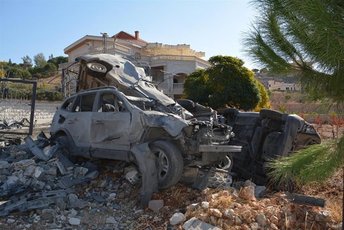 Archivo - Vista de vehículos destrozados a causa de ataques de Israel en Baalbek, Líbano 