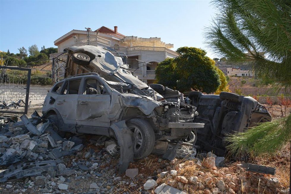 Archivo - Vista de vehículos destrozados a causa de ataques de Israel en Baalbek, Líbano