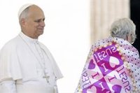 León XIV dice que "por el momento" no tiene intención de permitir la ordenación de mujeres sacerdotes
