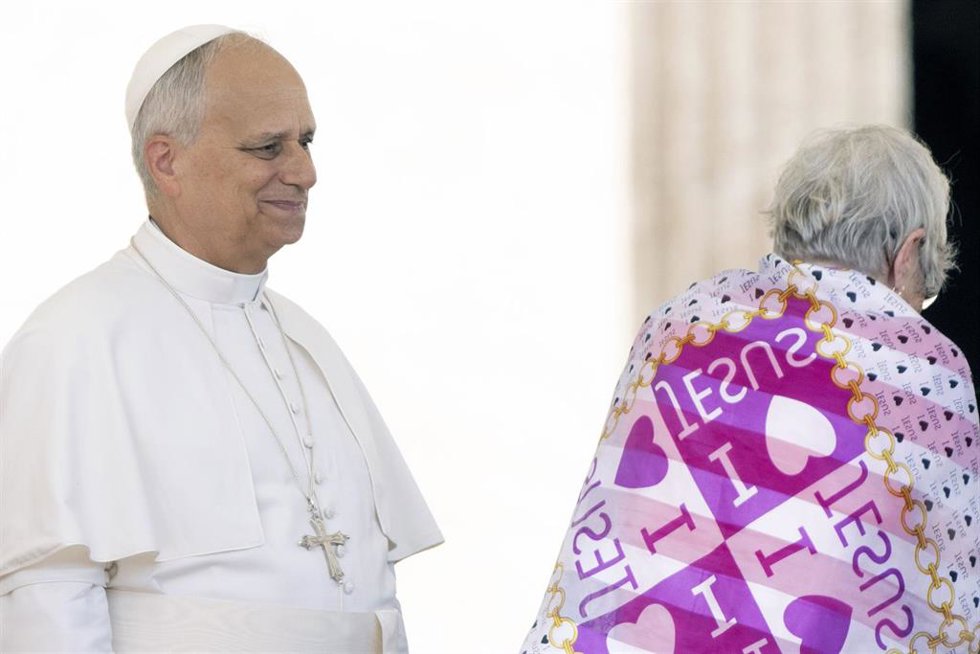 El Papa junto a una mujer cubierta con una tela con el lema 'I love Jesus', en una fotografía de archivo.