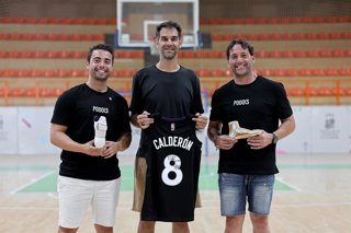 José Manuel Calderón junto a los fundadores de Podoks.