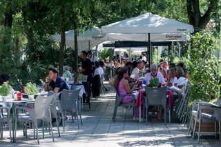 Archivo - Varias personas disfrutan de las altas temperaturas, a 30 de septiembre de 2023, en Madrid, (España). Septiembre dará paso a un octubre inmerso en un episodio de calor, con un veranillo de San Miguel, al coincidir con dicha festividad, las tempe