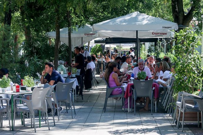 Archivo - Varias personas disfrutan de las altas temperaturas, a 30 de septiembre de 2023, en Madrid, (España). Septiembre dará paso a un octubre inmerso en un episodio de calor, con un veranillo de San Miguel, al coincidir con dicha festividad, las tempe