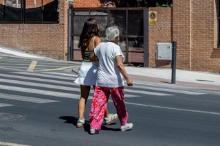 Archivo - Dos personas durante el Día de los Abuelos 2025, a 26 de julio de 2025, en Madrid (España). Esta conmemoración tiene su origen en la tradición católica, ya que en el calendario litúrgico se recuerda a San Joaquín y Santa Ana, considerados los ab