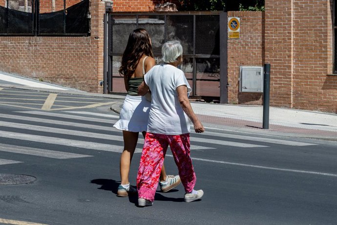 Archivo - Dos personas durante el Día de los Abuelos 2025, a 26 de julio de 2025, en Madrid (España). Esta conmemoración tiene su origen en la tradición católica, ya que en el calendario litúrgico se recuerda a San Joaquín y Santa Ana, considerados los ab