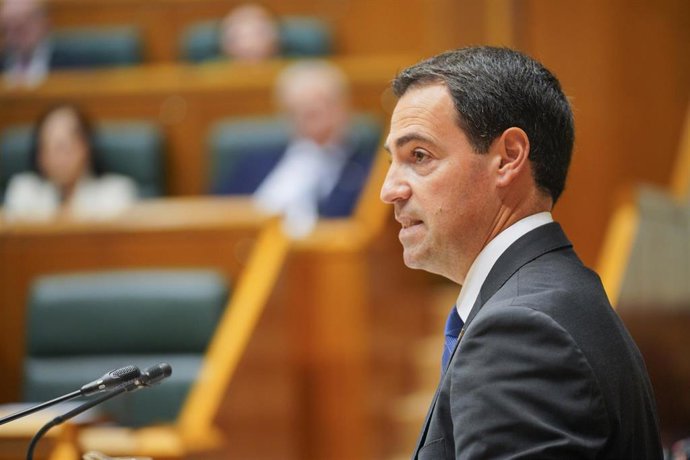 Archivo -  El Lehendakari, Imanol Pradales, interviene durante un pleno