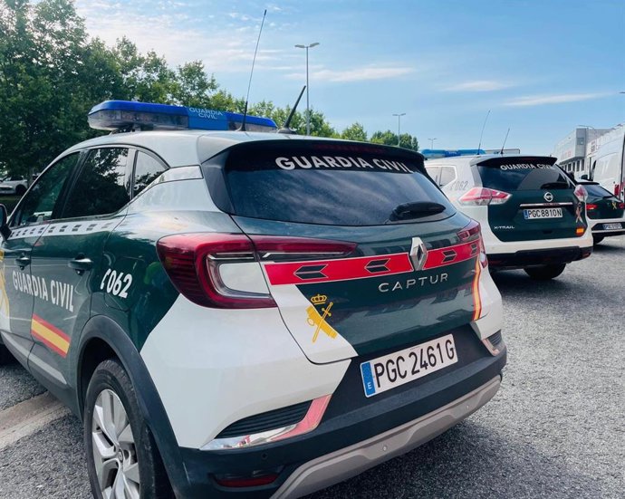 Archivo - Dos patrullas de la Guardia Civil