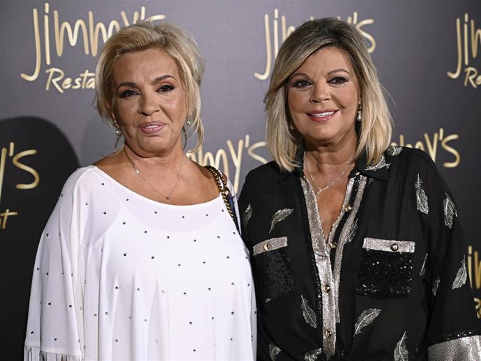 Terelu Campos posa con su hermana, Carmen Borrego, en su fiesta de cumpleaños