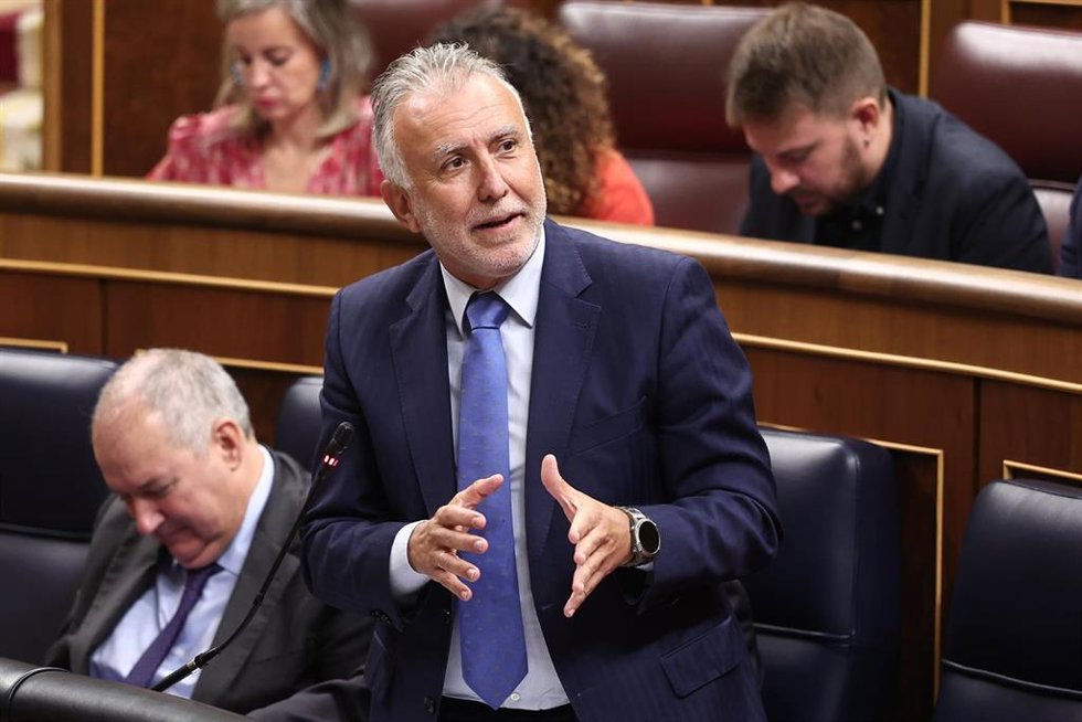 El ministro de Política Territorial, Ángel Víctor Torres, interviene durante una sesión de control al Gobierno en el Congreso de los Diputados, a 17 de septiembre de 2025, en Madrid (España). 