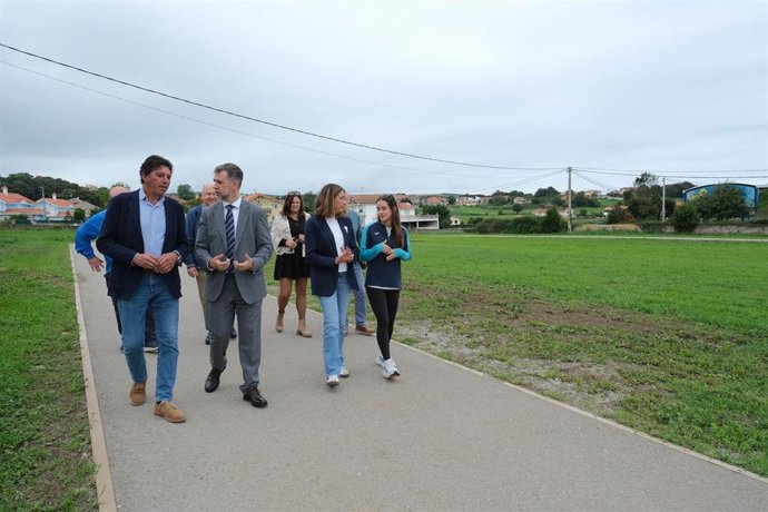 El consejero de Cultura, Turismo y Deporte, Luis Martínez Abad, visita la pista de entrenamiento de Ajo.