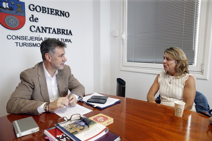 El consejero de Cultura, Turismo y Deporte, Luis Martínez Abad, recibe a la madre de Celia Barquín
