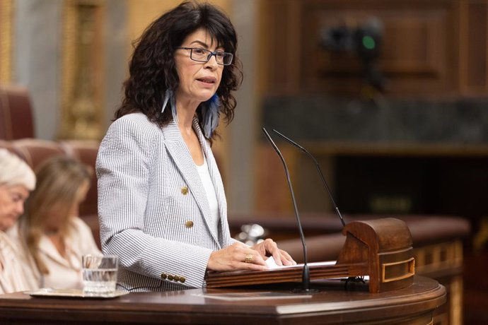 A Ministra da Igualdade, Ana Redondo, fala durante uma sessão plenária no Congresso dos Deputados, em 17 de setembro de 2025, em Madri (Espanha). O Presidente do Governo, Pedro Sánchez, responde hoje na sessão de controle do Congresso dos Deputados para f