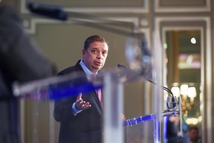 El ministro de Agricultura, Luis Planas, durante un desayuno informativo de Fórum Europa, en el Hotel Mandarin Oriental Ritz de Madrid, 