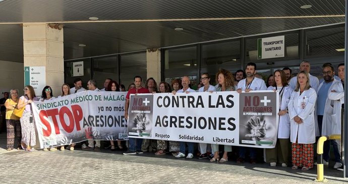 Concentración y manifestación del SMM a las puertas de las Urgencias del Hospital de Antequera para protestar ante las agresiones a los profesionales sanitarios.
