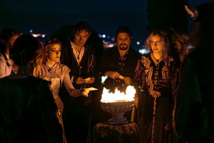 Alumnas de Aretuza realizan un ritual de fuego