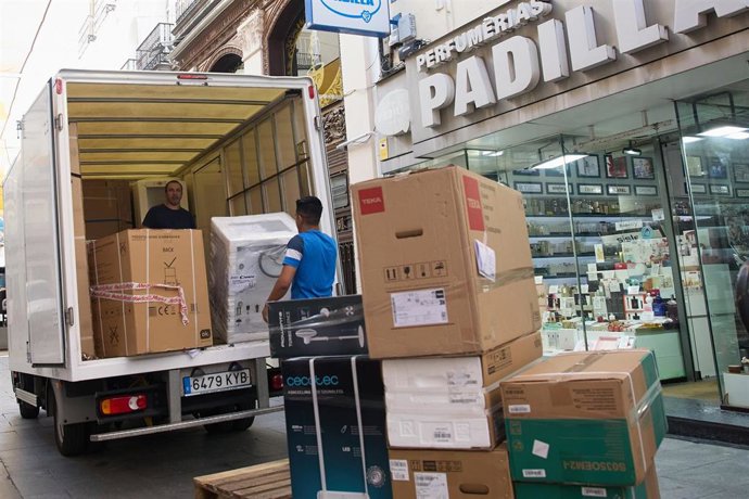 Archivo - Un repartidor trabajando.