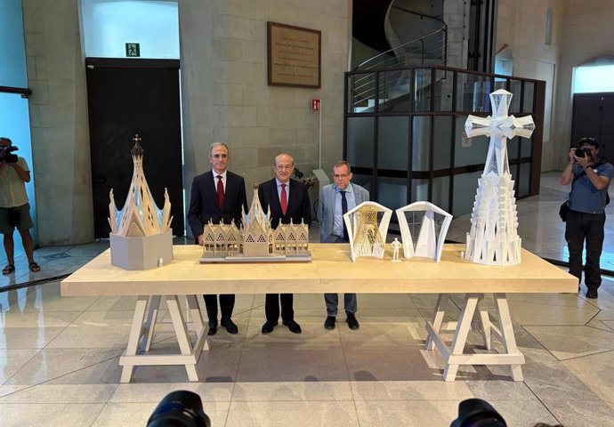 Martínez, Camps y Faulí posan ante las maquetas de los próximos proyectos de la Sagrada Família