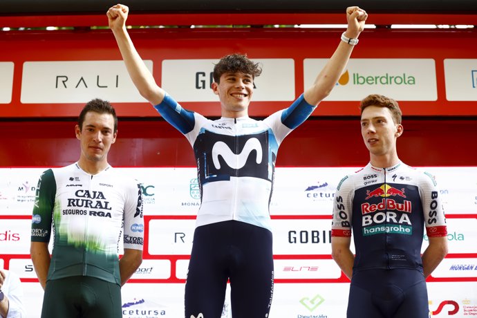 Archivo - Fernando Barceló (izda) en el podio del Campeonato de España de Carretera 2025 junto a Iván Romeo (centro) y Roger Adrià (dcha)