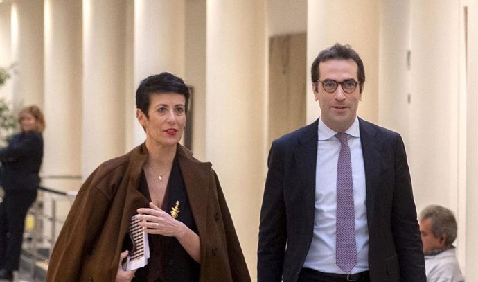 Archivo - La ministra de Inclusión, Seguridad Social y Migraciones, Elma Saiz y el ministro de Economía, Comercio y Empresa, Carlos Cuerpo, a su salida de una sesión de control al Gobierno, en el Senado.