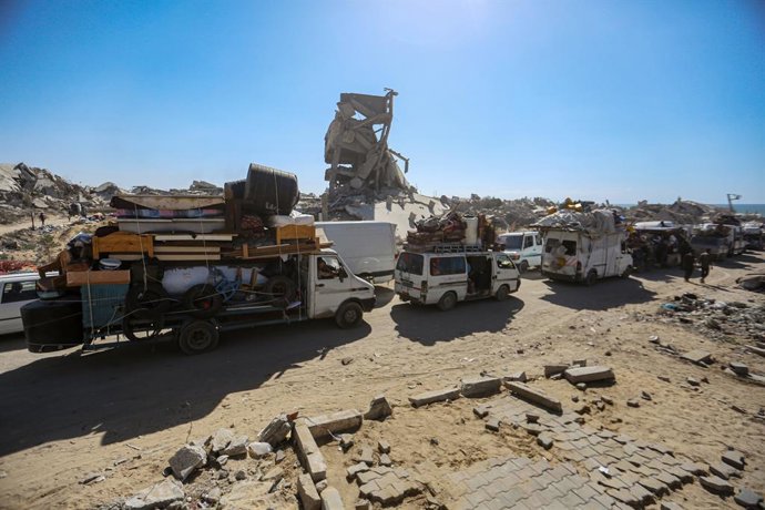 September 16, 2025, Gaza City, Gaza Strip, Palestinian Territory: Displaced Palestinians sit on the ground outside Al-Quds Hospital in Gaza Cityâ€s Tel al-Hawa neighborhood, fleeing Israeli attacks and searching for shelter in Gaza City, Gaza on September
