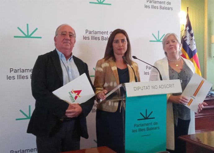 Buades, Ribas y De Medrano, en el Parlament.