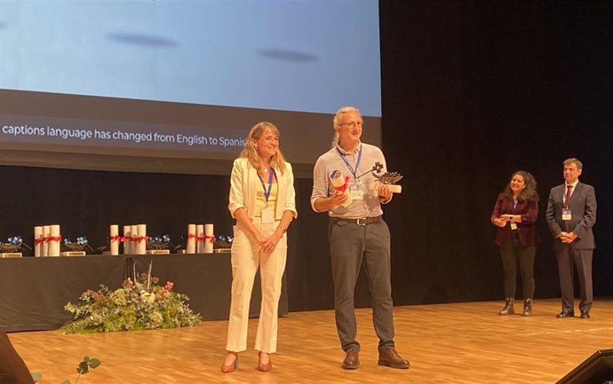 La consejera de Hefame y secretaria de su Fundación, Carmen Ladrón de Guevara, entrega el tercer galardón en la categoría de Formación y Educación en Economía Social, de los III Premios Europeos de Economía Social