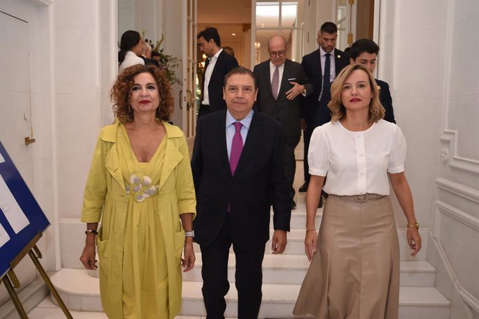El ministro de Agricultura, Luis Planas, la vicepresidenta del Gobierno y ministra de Hacienda, María Jesús Montero, y la ministra de Educación, Pilar Alegría, a su llegada a un desayuno informativo de Fórum Europa, en el Hotel Mandarin Oriental Ritz de M