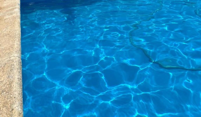 Archivo - Imagen recurso de una piscina