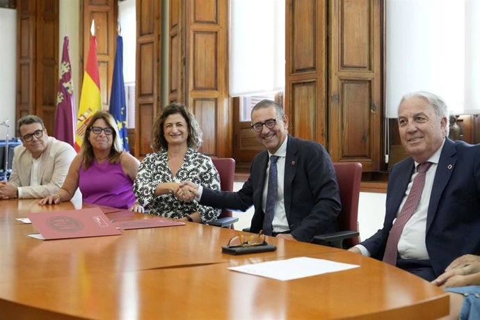 El rector de la UMU, José Luján, y la directora territorial de Cajamar en Murcia, María Dolores Pagán, renuevan el convenio de colaboración en materia de empleabilidad