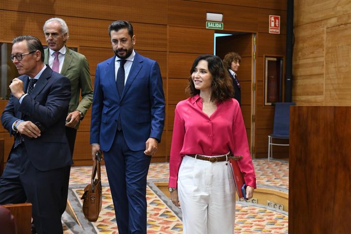 O porta-voz do PP na Assembleia, Carlos Díaz-Pache, e a Presidente da Comunidade de Madri, Isabel Díaz Ayuso, chegam a uma sessão plenária na Assembleia de Madri, em 18 de setembro de 2025, em Madri, Espanha. A situação na Faixa de Gaza e seus desdobramen