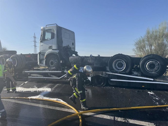 Camión en llamas en la R-3 a la altura de Mejorada del Campo