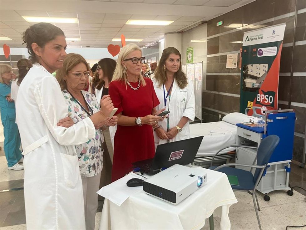 Eva Pajares en una visita al Hospital de Puerto Real.