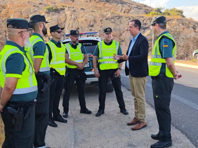 El subdelegado del Gobierno en Almería, José María Martín, conversa con agentes de la Guardia Civil durante su visita al dispositivo especial de tráfico por la peregrinación del Cristo de la Luz en Dalías.