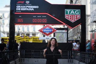La presidenta de la Comunidad de Madrid, Isabel Díaz Ayuso, interviene con protestas de fondo durante la activación de la cuenta atrás para el GP de España, a 13 de septiembre de 2025, en Madrid (España). En el acto se ha instalado un contador gigante, en